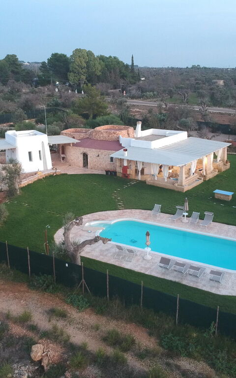 Trullo Torre Suda: Giardino, Piscina