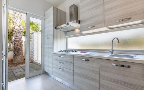 Alloggio Cotriero Crystal: Cucina, Entrata Principale