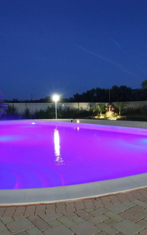 Meadow Luxury Villa: Piscina