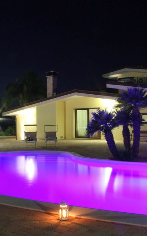Meadow Luxury Villa: Piscina