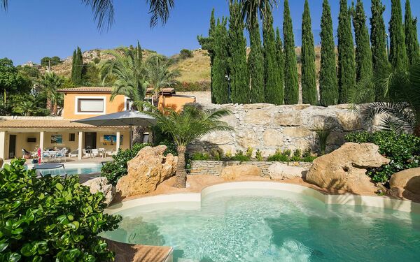 Villa Agorà: Giardino, Piscina