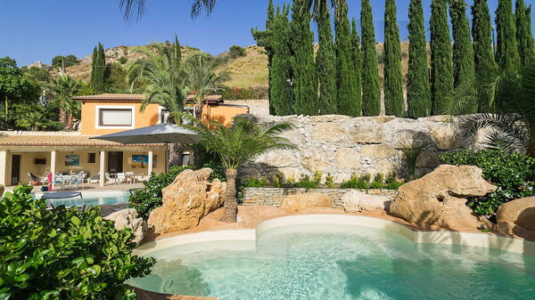 Villa Agorà: Giardino, Piscina