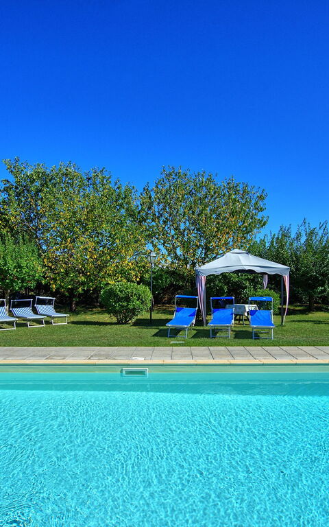 Casale Tiziano: Giardino, Piscina