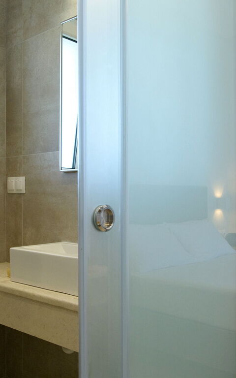 Beachfront Villa Seasun: Bagno, Camera da letto