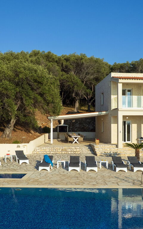 Beachfront Villa Seasun: all'aperto, Esterni, Piscina