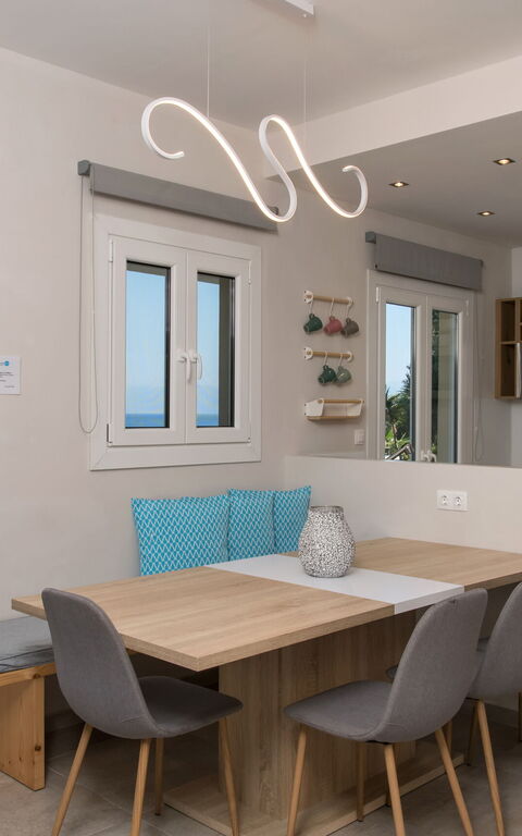 Beachfront Villa Seasun: Cucina, Sala da pranzo