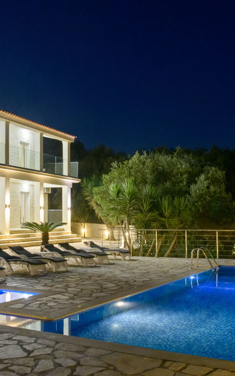 Beachfront Villa Seasun: all'aperto, Esterni, Piscina