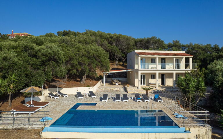 Beachfront Villa Seasun: all'aperto, Esterni, Piscina