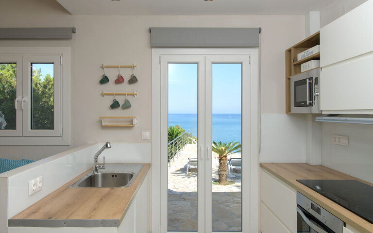 Beachfront Villa Seasun: Cucina, Sala da pranzo
