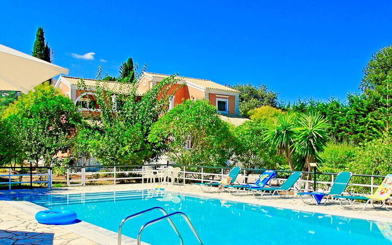 Beach Villa Nancy: Giardino, Piscina