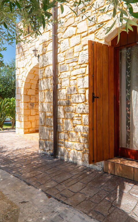 Villa Nipos: all'aperto, Esterni