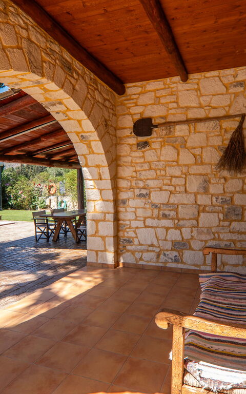 Villa Nipos: all'aperto, Esterni