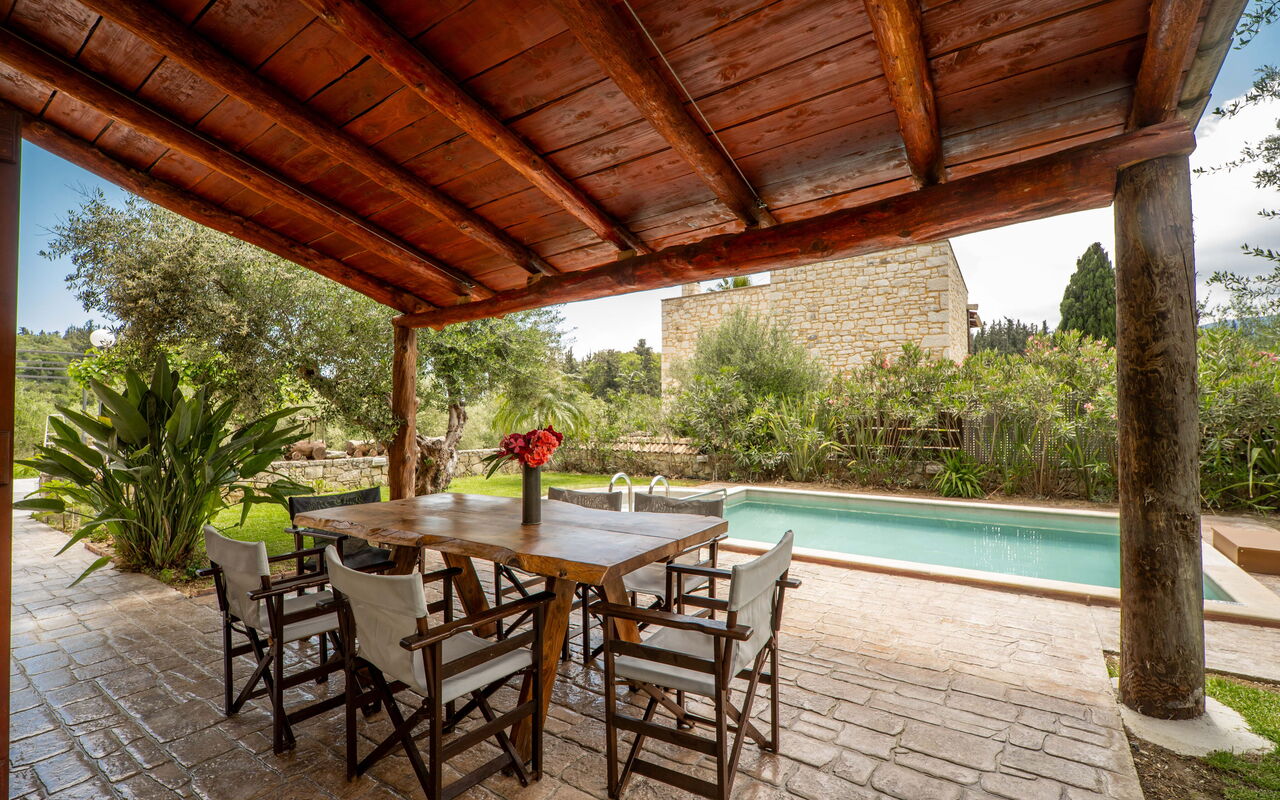 Villa Nipos: all'aperto, Piscina