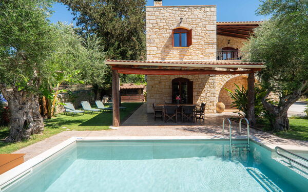 Villa Nipos: all'aperto, Balcone / Terrazza / Patio, Esterni, Giardino, Piscina