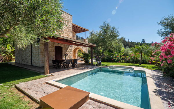 Villa Nipos: all'aperto, Esterni, Giardino, Piscina
