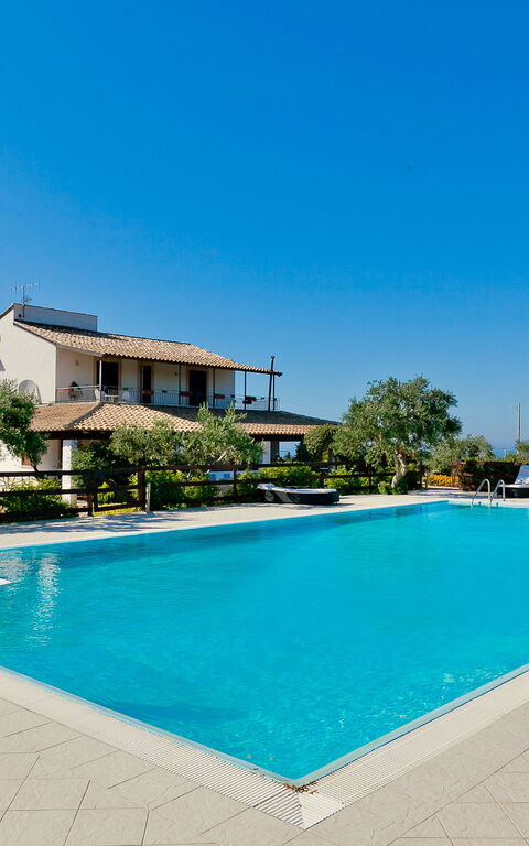 Tenutersa: all'aperto, Esterni, Piscina