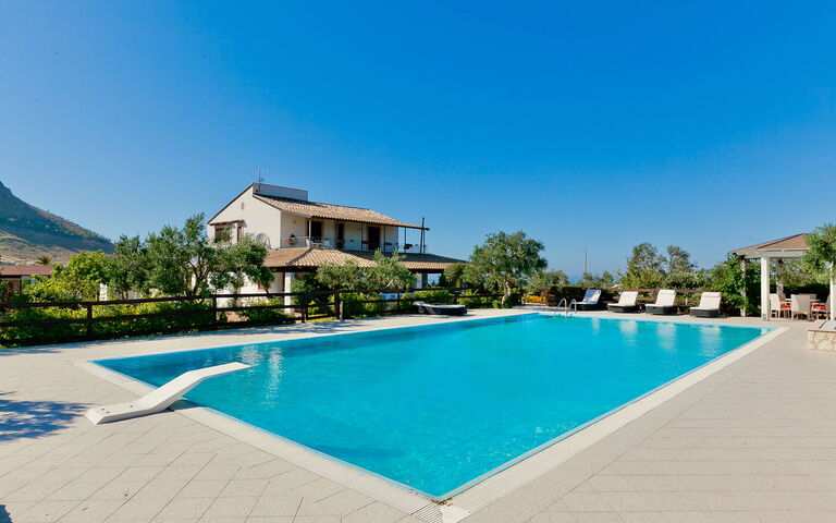 Tenutersa: all'aperto, Esterni, Piscina