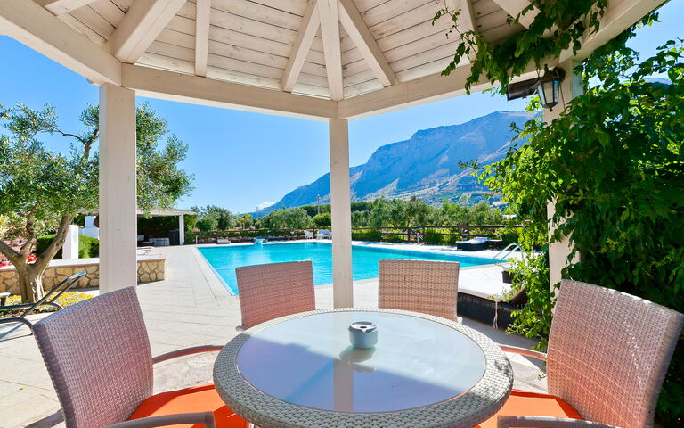 Tenutersa: all'aperto, Esterni, Piscina