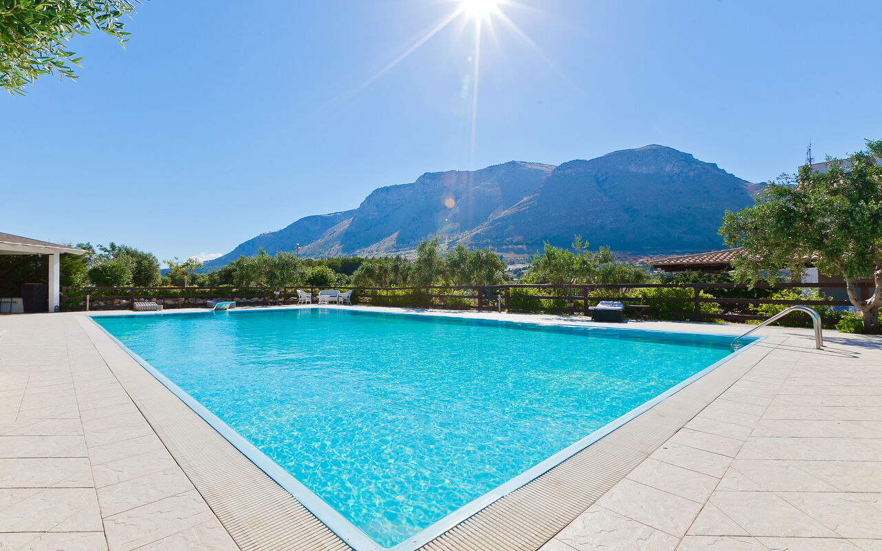 Tenutersa: all'aperto, Esterni, Piscina