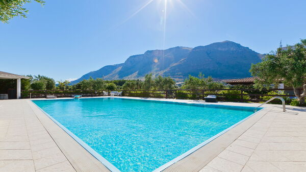 Tenutersa: all'aperto, Esterni, Piscina