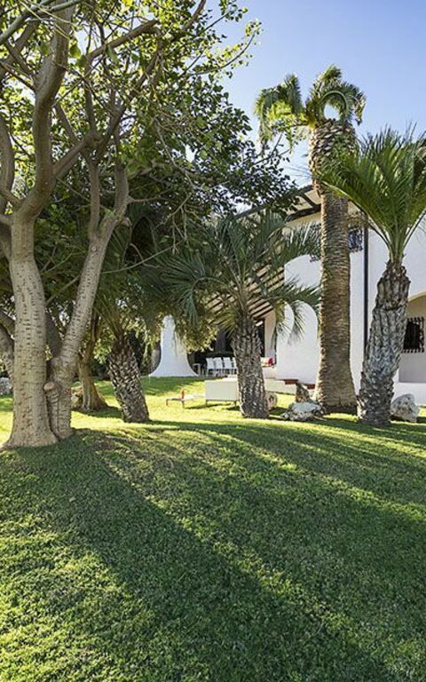 Blu Moon: all'aperto, Esterni, Giardino