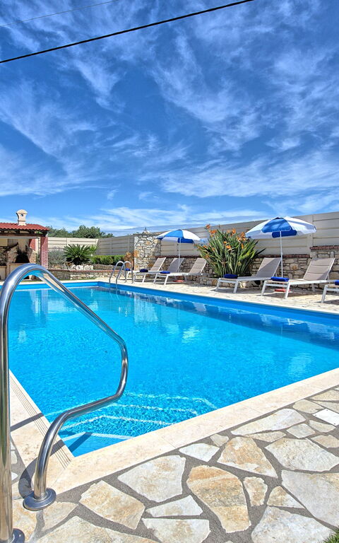 Acharavi Beach Villa: all'aperto, Estate, Giardino, Piscina