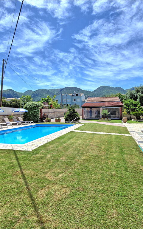 Acharavi Beach Villa: all'aperto, Giardino