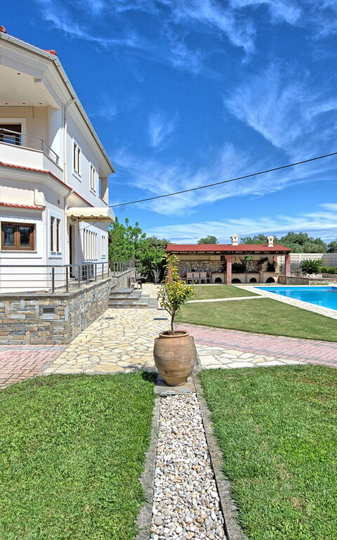 Acharavi Beach Villa: all'aperto, Giardino