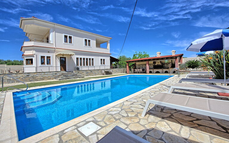 Acharavi Beach Villa: all'aperto, Estate, Piscina