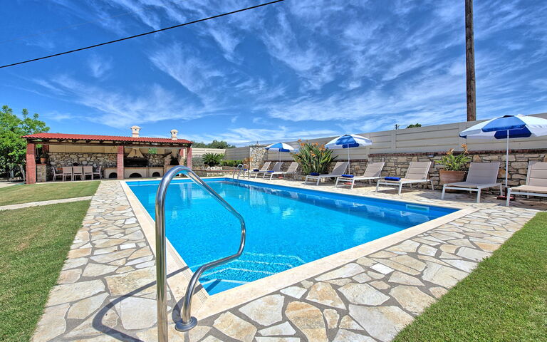 Acharavi Beach Villa: all'aperto, Estate, Giardino, Piscina