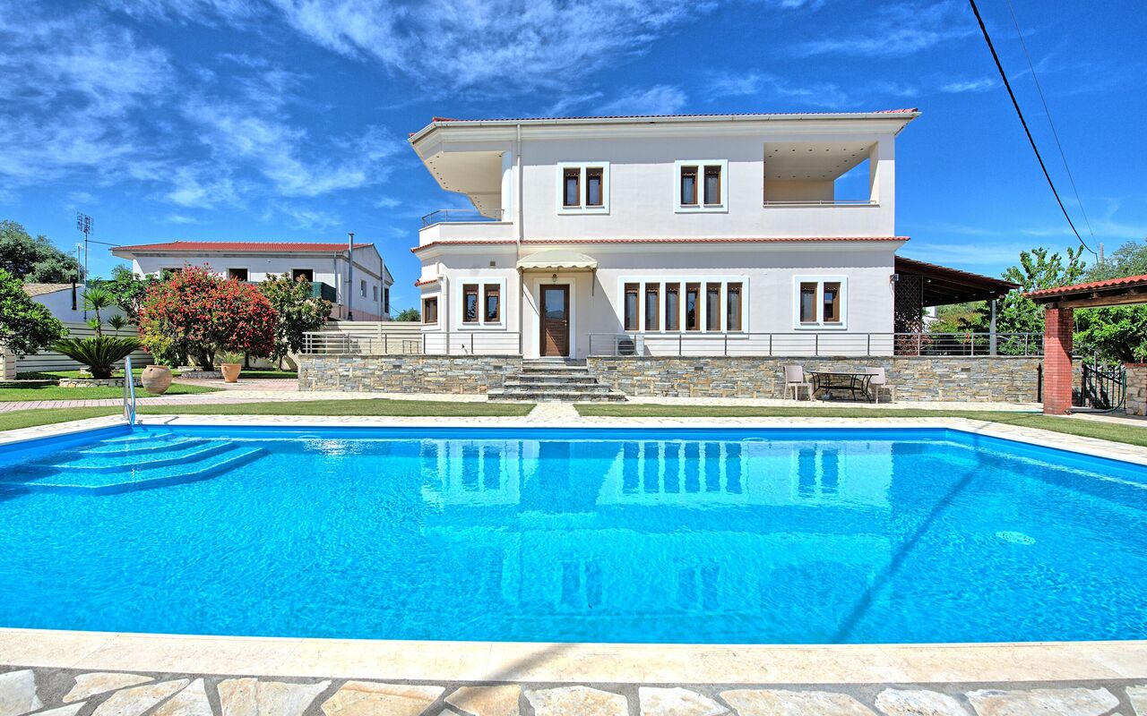 Acharavi Beach Villa: all'aperto, Estate, Piscina