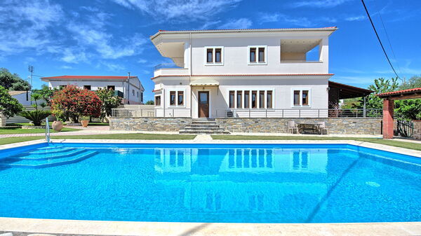 Acharavi Beach Villa: all'aperto, Estate, Piscina