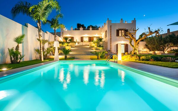 Villa Pigna Bianca: all'aperto, Piscina