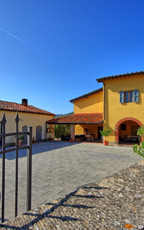 Casalta: all'aperto, Esterni