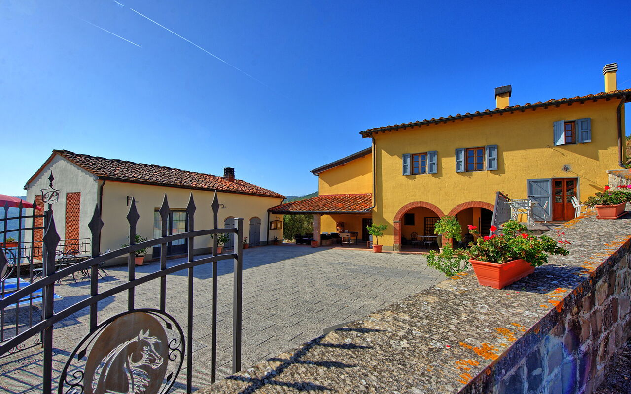 Casalta: all'aperto, Esterni