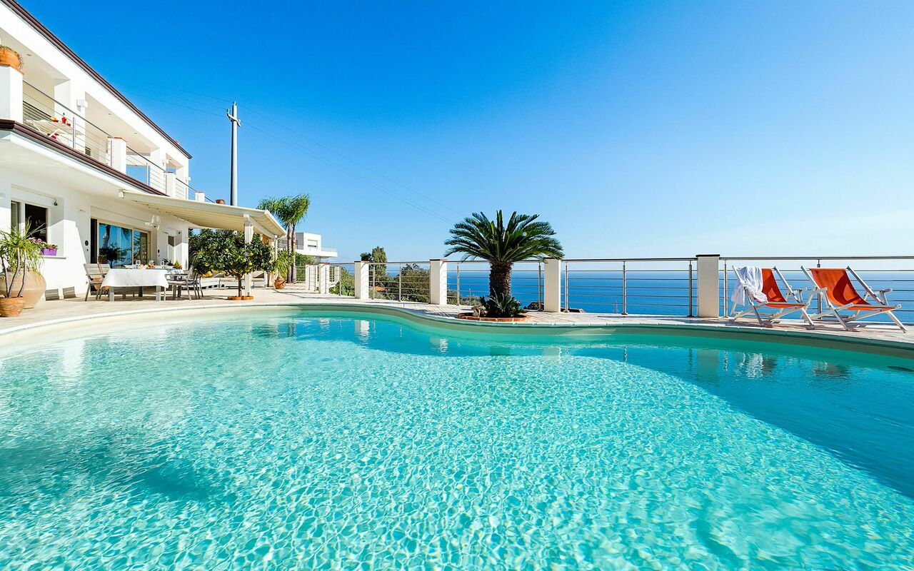 Villa Luce: Piscina