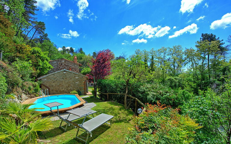 Casale Di Cozzile: Giardino, Piscina