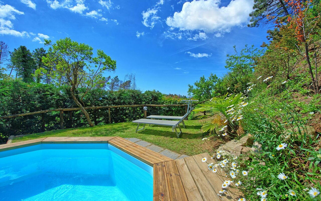 Casale Di Cozzile: Giardino, Piscina
