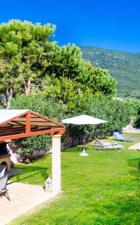Beachfront Villa Rania: all'aperto, Giardino