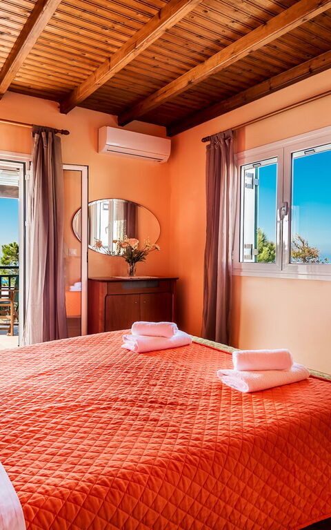 Beachfront Villa Rania: Camera da letto