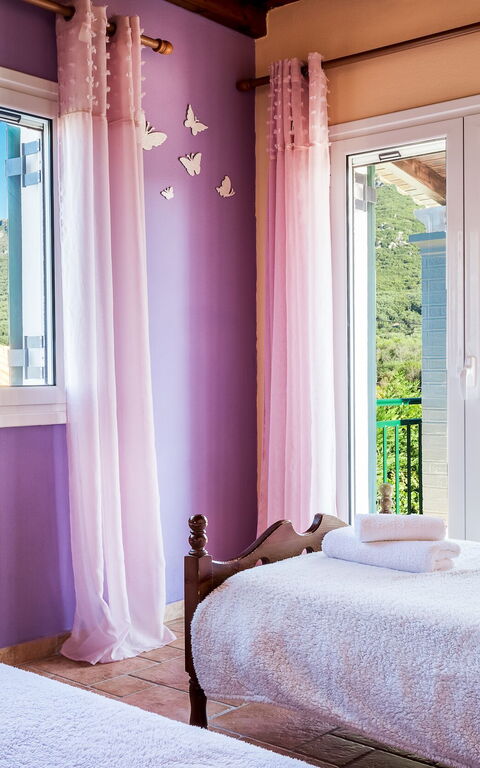 Beachfront Villa Rania: Camera da letto