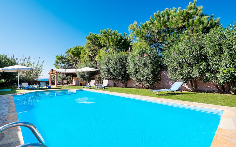 Beachfront Villa Rania: Piscina