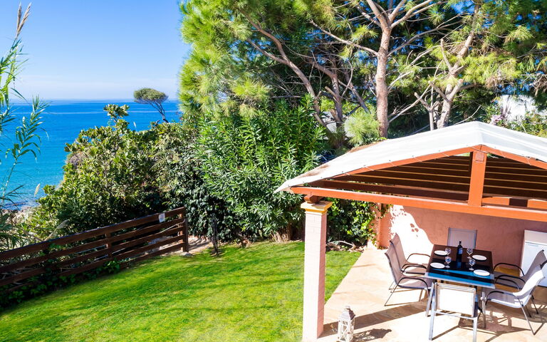 Beachfront Villa Rania: all'aperto, Balcone / Terrazza / Patio, Giardino