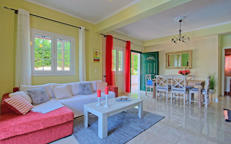 Beachfront Villa Rania: Cucina, Sala da pranzo, Soggiorno
