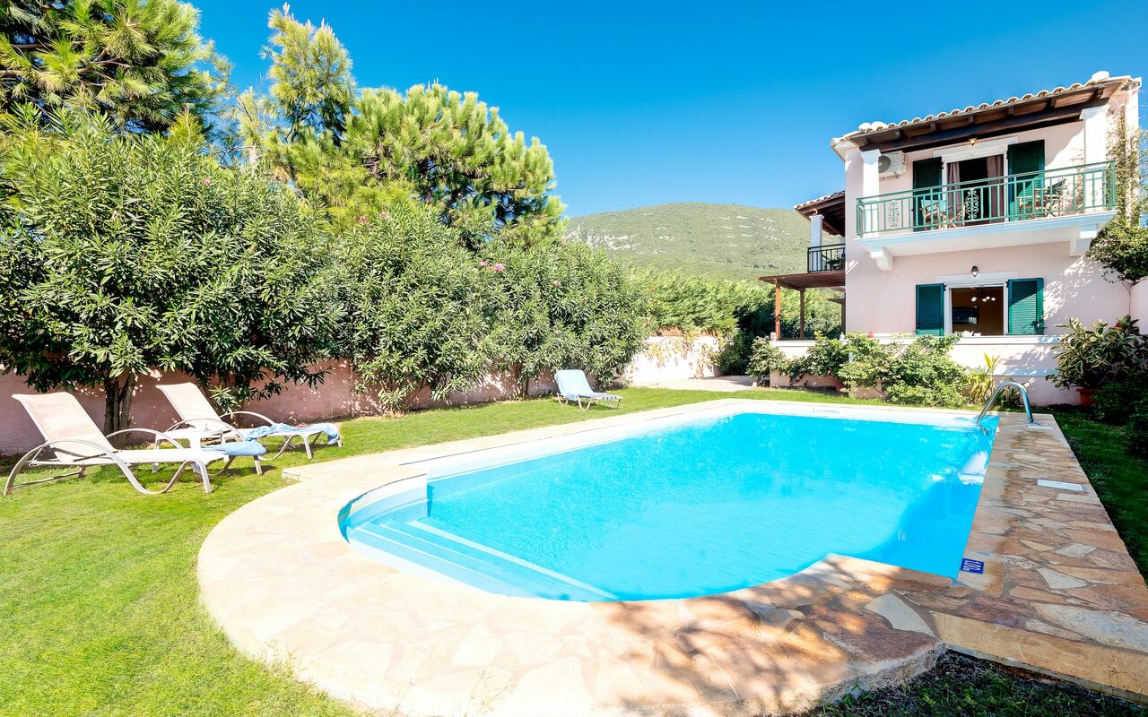 Beachfront Villa Rania: Piscina