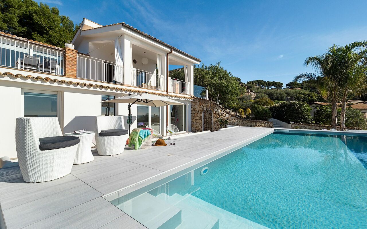 Villa Pales: Piscina