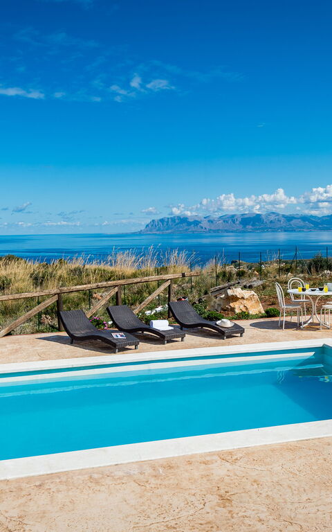 Villa Livreri: Piscina, Vista Panoramica