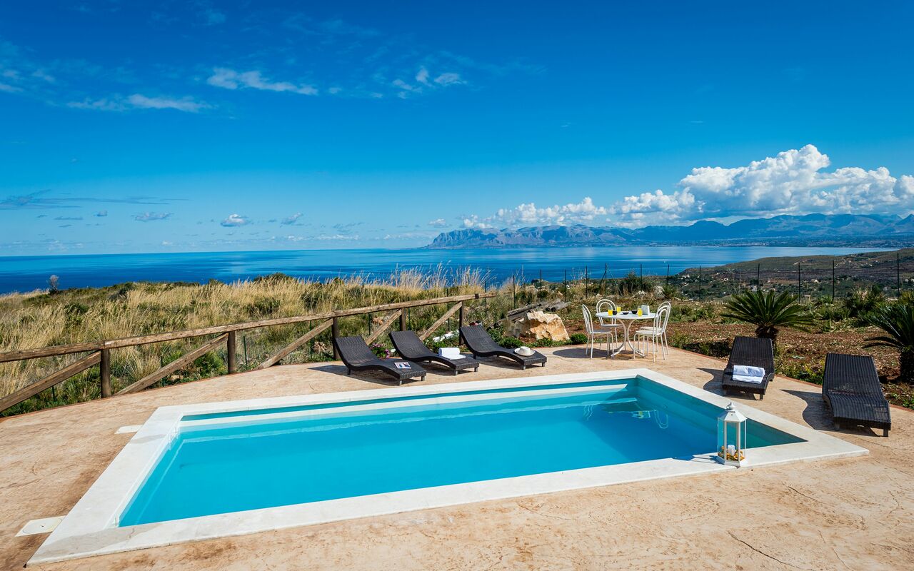 Villa Livreri: Piscina, Vista Panoramica