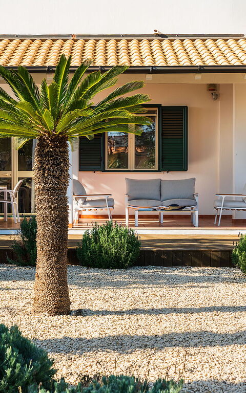 Anny: Esterni, Giardino