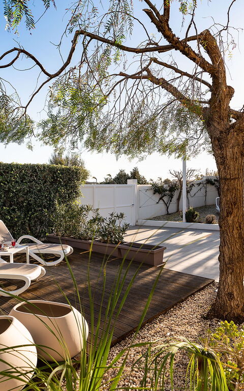 Anny: Esterni, Giardino